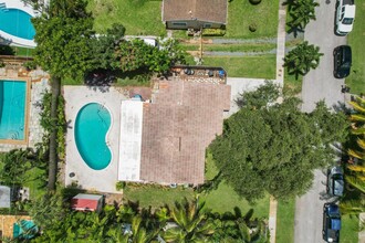 2440 SW 16th St in Fort Lauderdale, FL - Foto de edificio - Building Photo