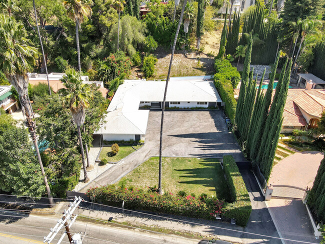 4450 Hayvenhurst Ave in Encino, CA - Foto de edificio - Building Photo