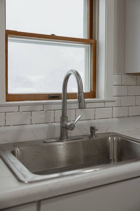 204 Tucker Ave, Unit 1 in East Syracuse, NY - Building Photo