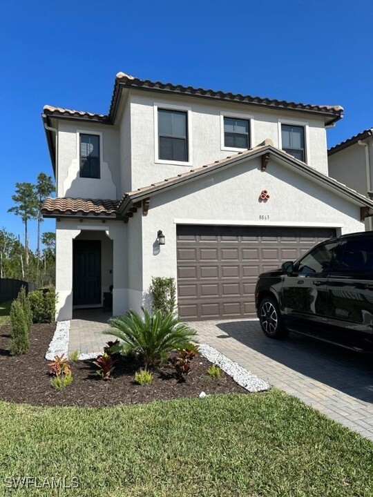 8863 Madrid Cir in Naples, FL - Building Photo