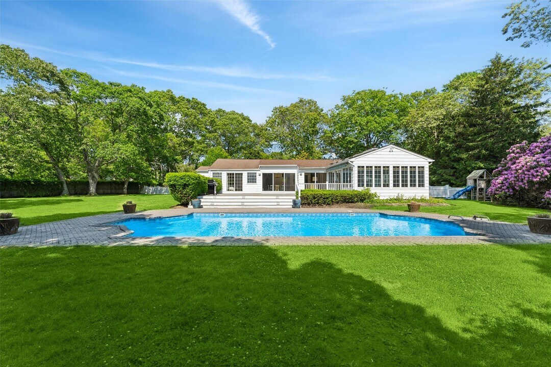 129 Oneck Ln in Westhampton Beach, NY - Building Photo