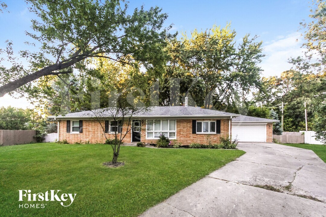 302 Corottoman Ct in Avon, IN - Building Photo