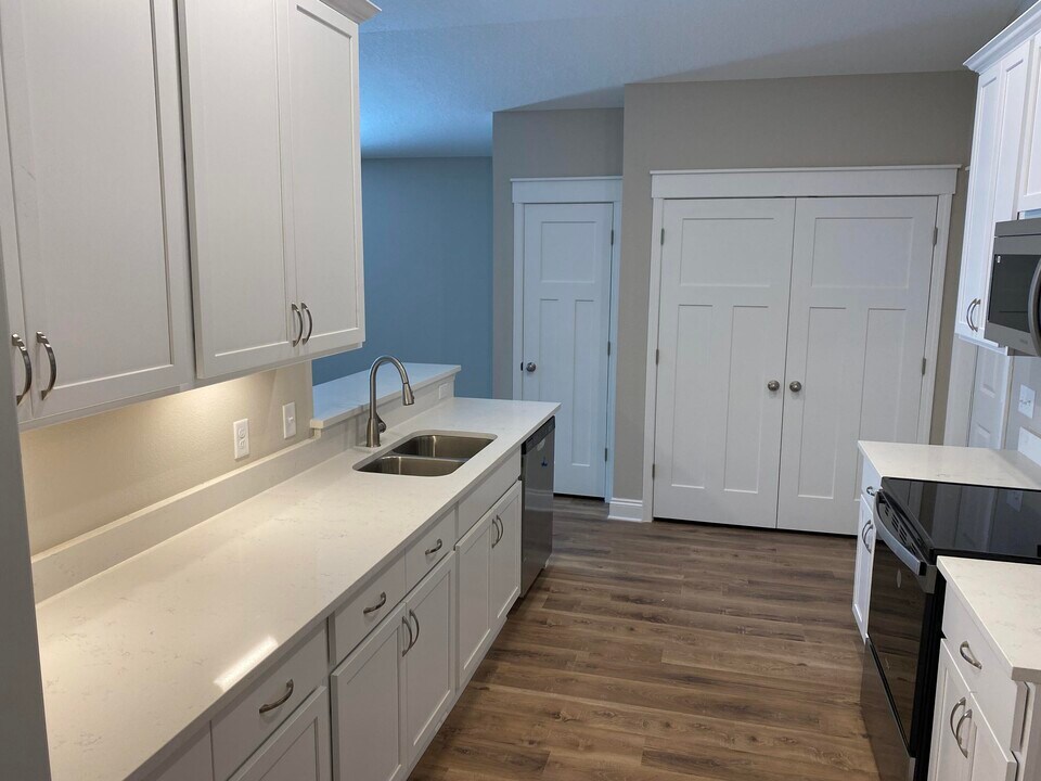 9238 E River Dr in Navarre, FL - Building Photo