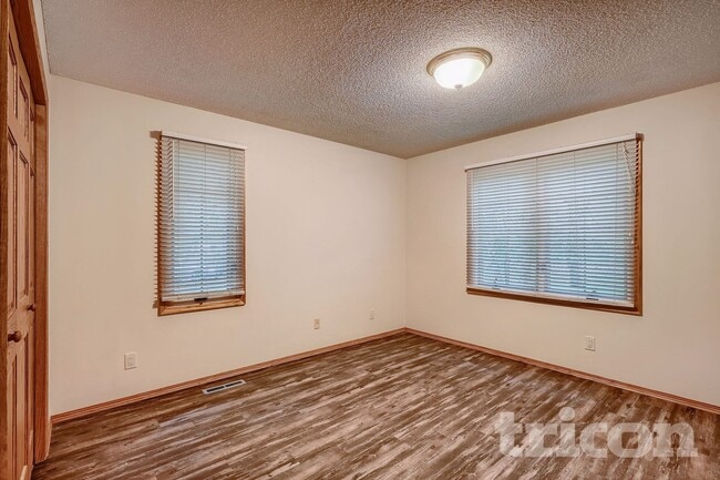 18829 147th St NW in Elk River, MN - Foto de edificio - Building Photo