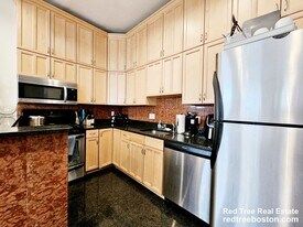 1689 Beacon St, Unit 2 in Brookline, MA - Building Photo