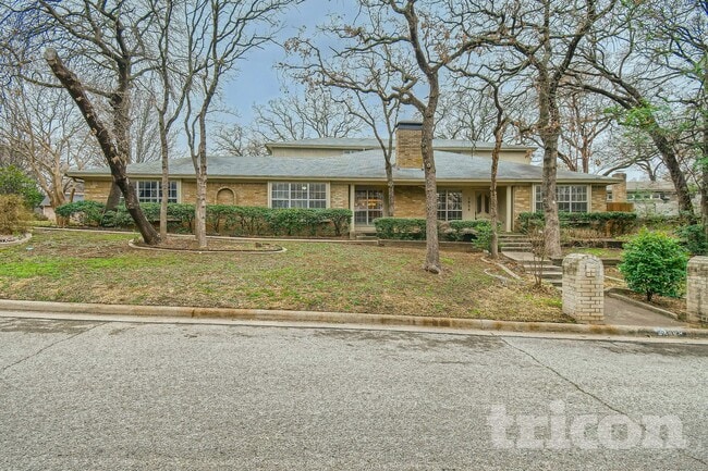 5808 Thoreau Ln in Arlington, TX - Foto de edificio - Building Photo