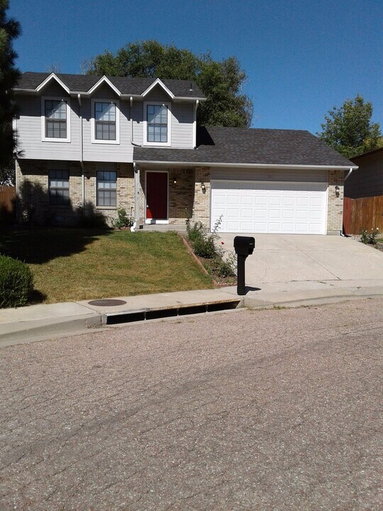 910 Harbourne St in Colorado Springs, CO - Building Photo