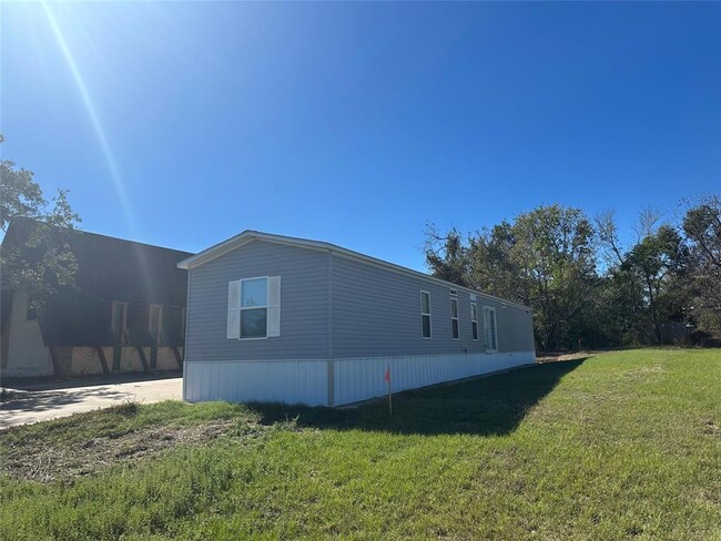 325 Worthy St in Donie, TX - Foto de edificio - Building Photo