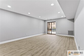 809 Woodbridge Commons Way in Woodbridge Township, NJ - Building Photo - Building Photo