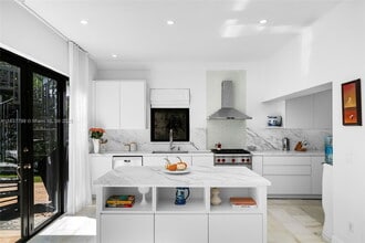 110 3rd San Marino Terrace in Miami Beach, FL - Foto de edificio - Building Photo