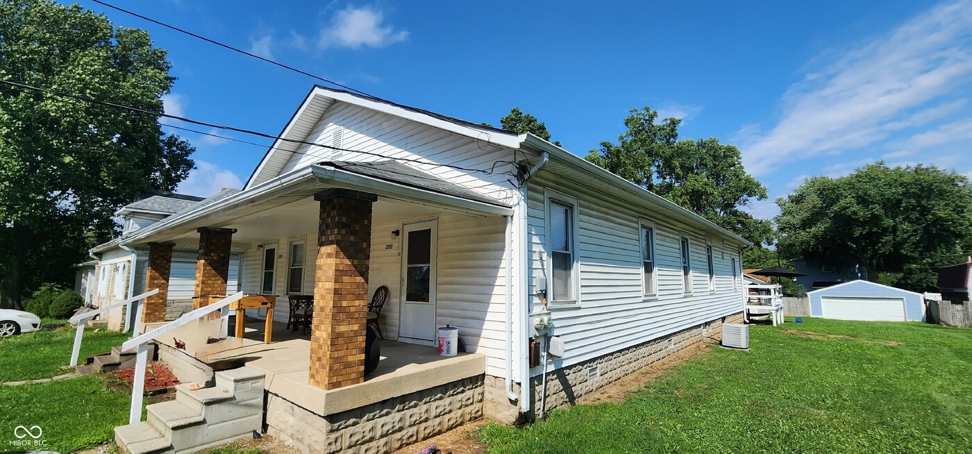 2715 S Moreland Ave in Indianapolis, IN - Building Photo