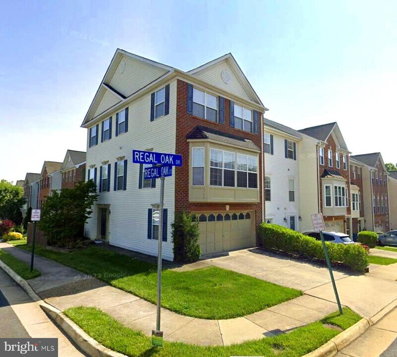 6351 Regal Oak Dr in Springfield, VA - Building Photo