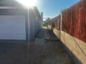 2009 Valencia Dr in Bakersfield, CA - Foto de edificio - Building Photo