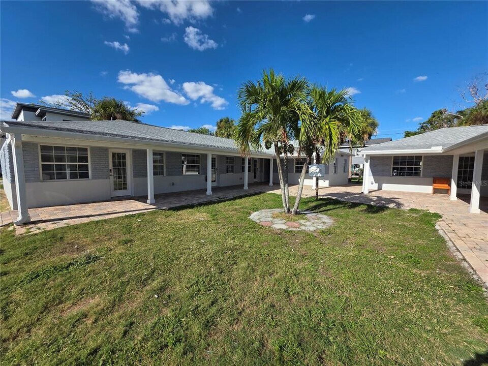 14225 Palm St in Madeira Beach, FL - Building Photo