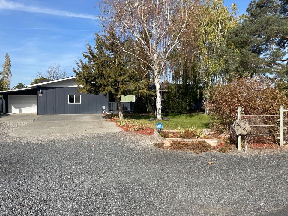 8630 Hillcrest Dr NE in Moses Lake, WA - Foto de edificio
