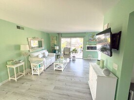 291 Sequoia Ct, Unit 31 in Thousand Oaks, CA - Building Photo