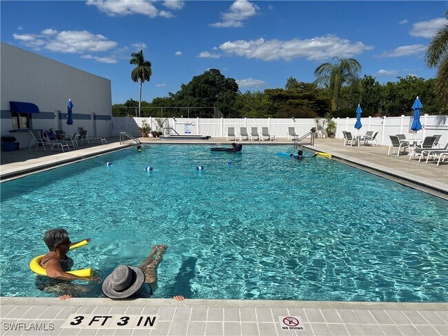 6824 Sandtrap Dr in Ft. Myers, FL - Foto de edificio - Building Photo