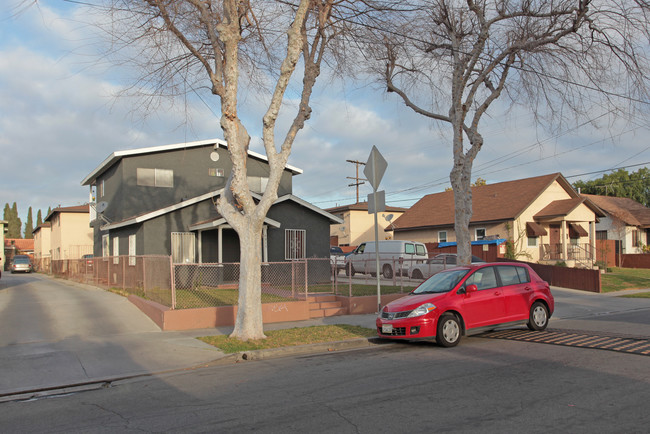 6809 Vinevale Ave in Bell, CA - Foto de edificio - Building Photo