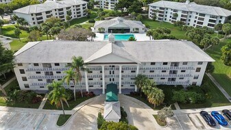 3716 Whitehall Dr, Unit 4050 in West Palm Beach, FL - Building Photo