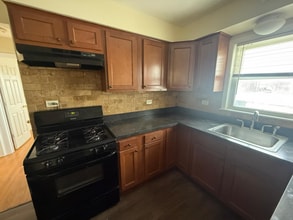 5838 W Montrose Ave, Unit 2S in Chicago, IL - Building Photo - Building Photo