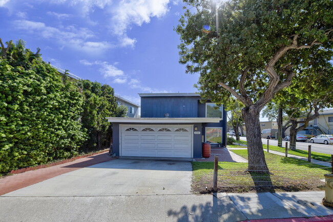 1300 Agate St in Redondo Beach, CA - Building Photo - Building Photo