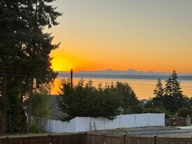 1353 Rainbow Ln in Camano, WA - Building Photo