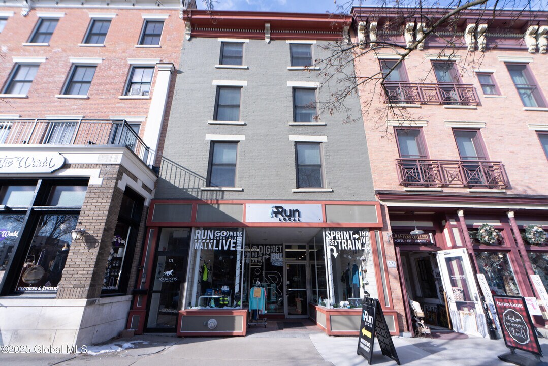 425 Broadway in Saratoga Springs, NY - Foto de edificio