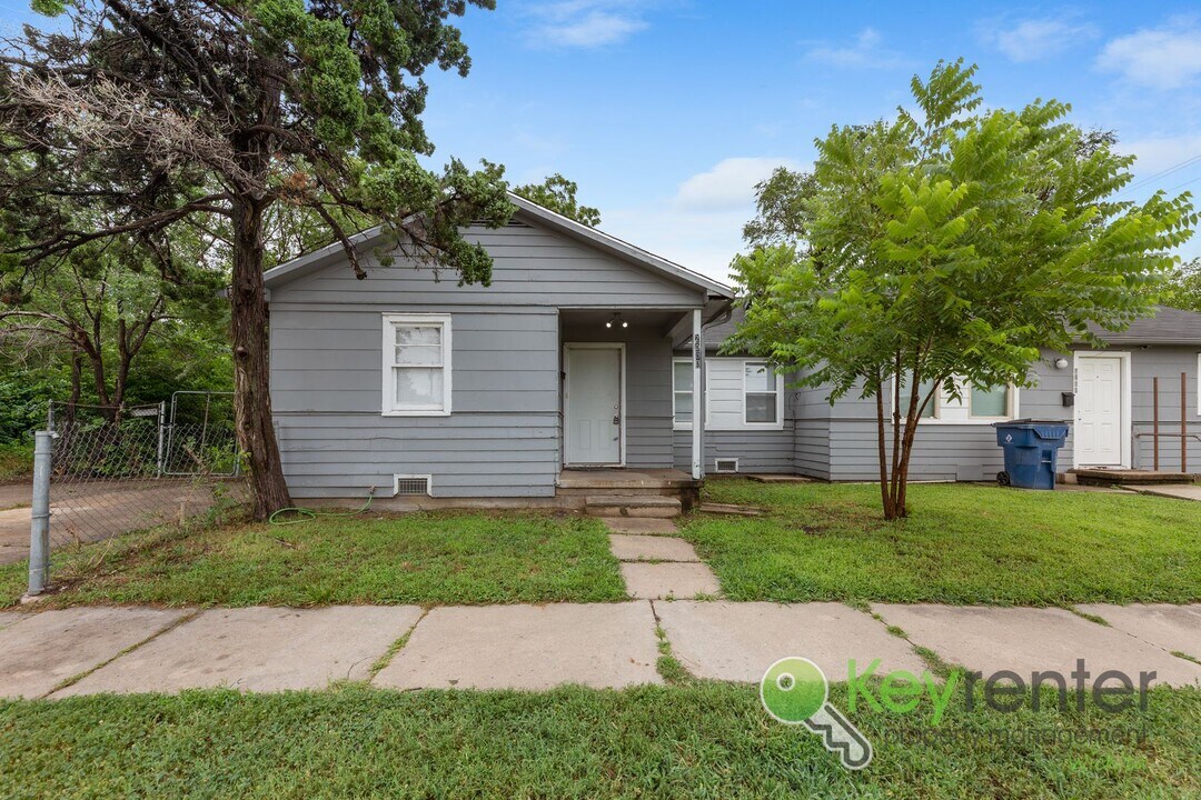 2001 E Elm St in Wichita, KS - Building Photo