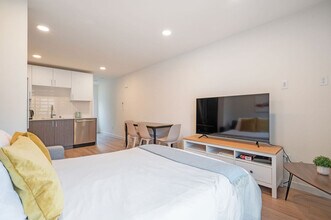4453 Aurora Ave N in Seattle, WA - Building Photo - Building Photo