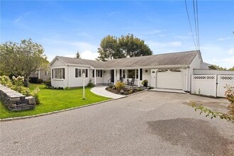 331 3rd Beach Rd in Middletown, RI - Building Photo - Building Photo