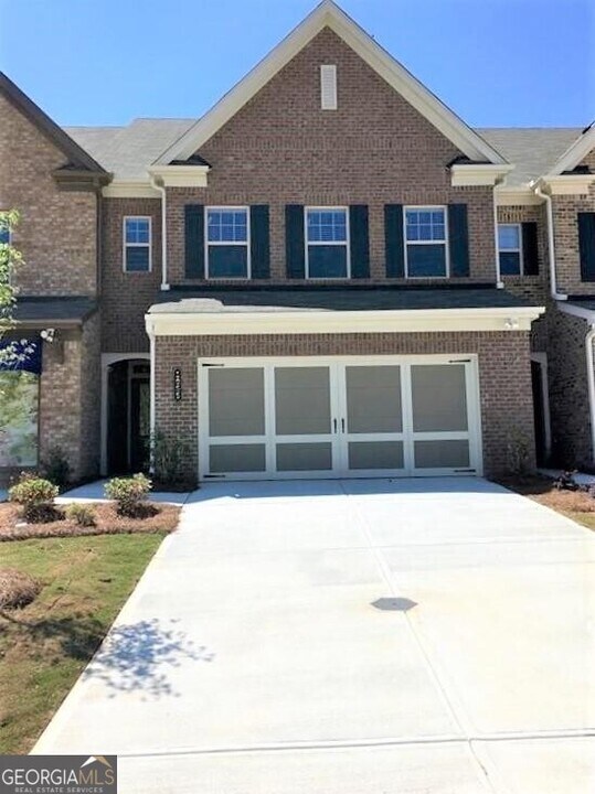 1055 Hampton Oaks Dr in Alpharetta, GA - Building Photo