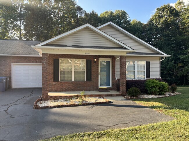 2541 26th Ave NE in Hickory, NC - Building Photo - Building Photo
