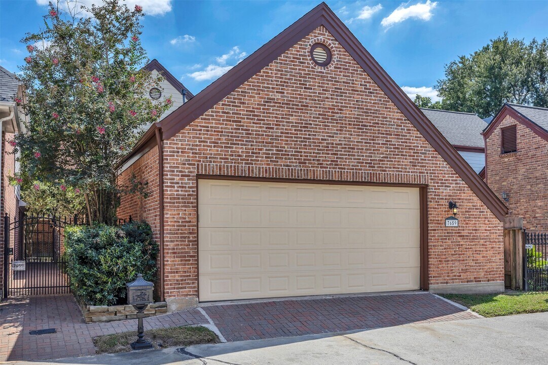 7659 Ameswood Rd in Houston, TX - Building Photo