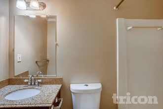 136 Creekview Dr in Woodstock, GA - Building Photo - Building Photo