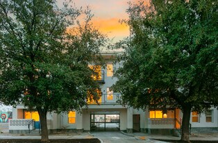 El Parador in Albuquerque, NM - Building Photo