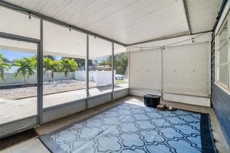 5555 13th St N in St. Petersburg, FL - Foto de edificio - Building Photo