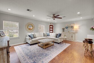 1838 Saxon Dr in Houston, TX - Foto de edificio - Building Photo