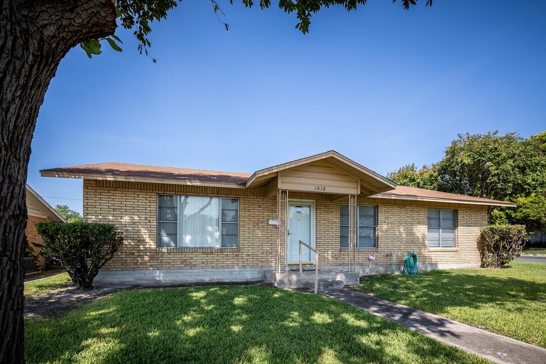 1810 N Main St in Del Rio, TX - Building Photo