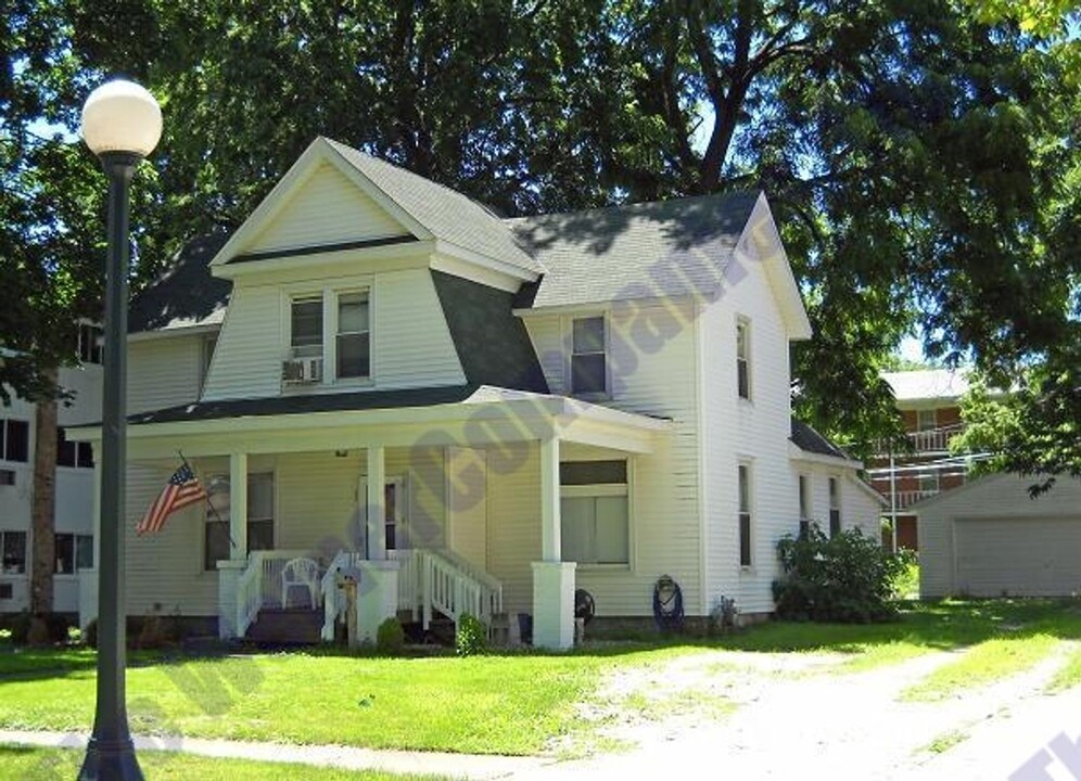 305 S Prairie St in Champaign, IL - Foto de edificio