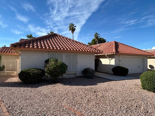 12138 S Tomi Dr in Phoenix, AZ - Foto de edificio - Building Photo