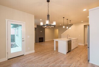 63144 NW Via Cambria in Bend, OR - Building Photo - Building Photo
