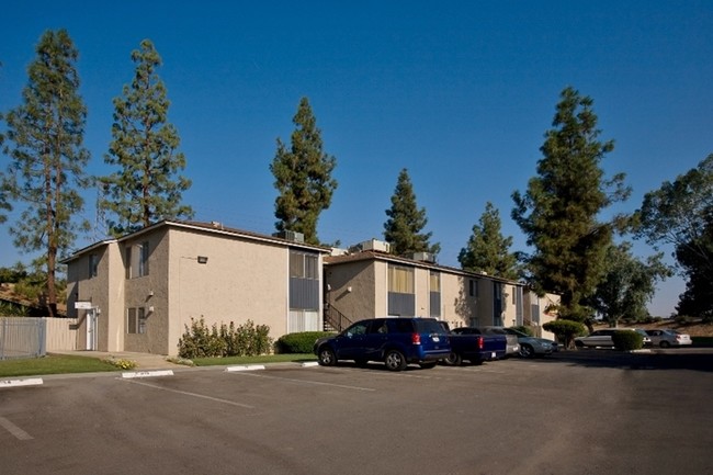 Westchester Place Apartments in Bakersfield, CA - Foto de edificio - Building Photo