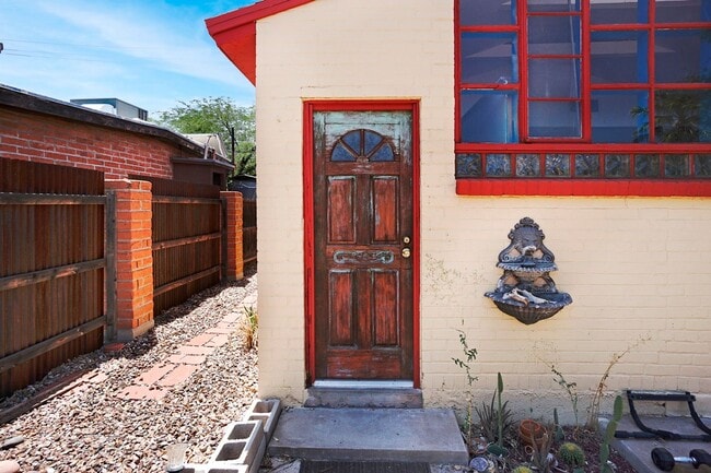 property at 2920 E Mabel St