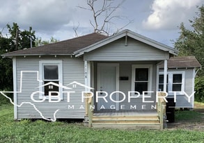 1108 E Lee Ave in Kingsville, TX - Building Photo