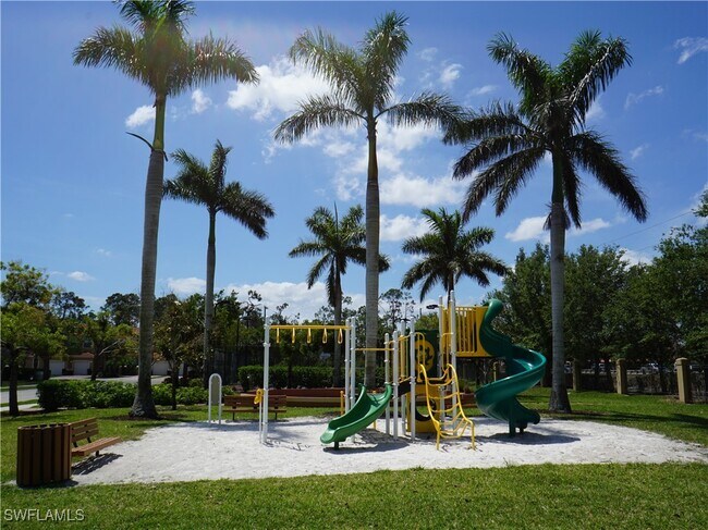 7935 Bristol Cir in Naples, FL - Foto de edificio - Building Photo