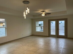 121 Valladolid Ave in Laredo, TX - Building Photo - Building Photo