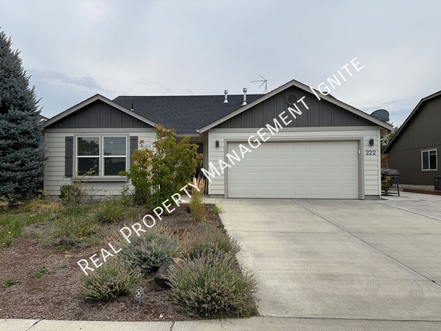 222 Southwest 33rd Drive in Redmond, OR - Foto de edificio