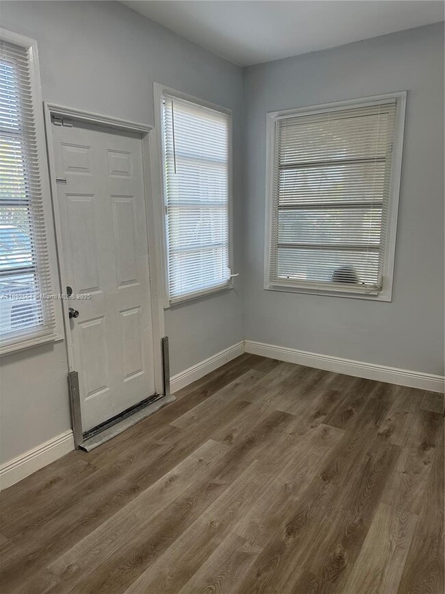 228 SE Park St in Dania Beach, FL - Building Photo - Building Photo