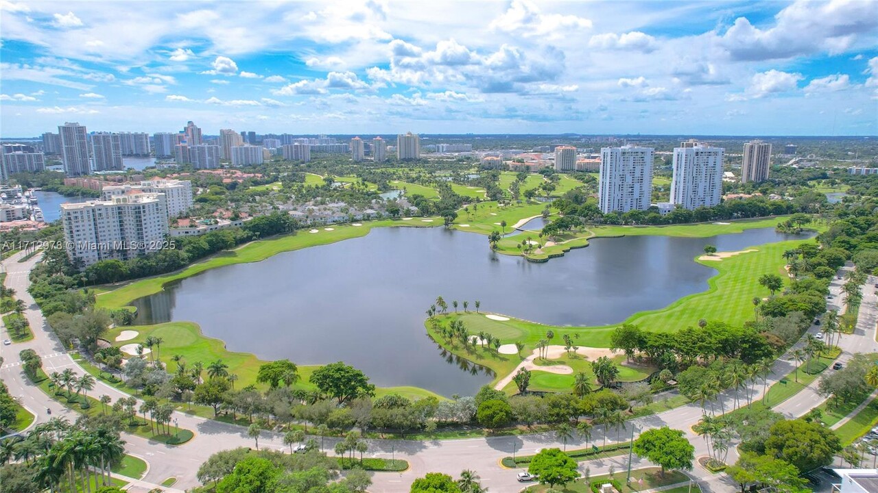 3675 N Country Club Dr in Aventura, FL - Foto de edificio