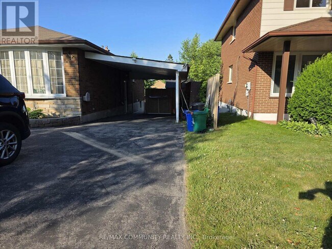 345 Fairlawn St in Oshawa, ON - Building Photo - Building Photo